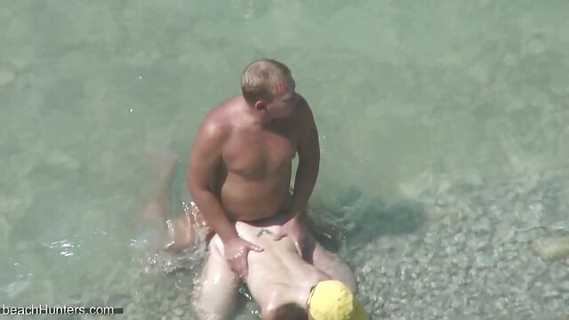 İnanılmaz : Cücə bir ön sevişmə olaraq yağlı döşləri arasında böyük pecker olur Azeri porno